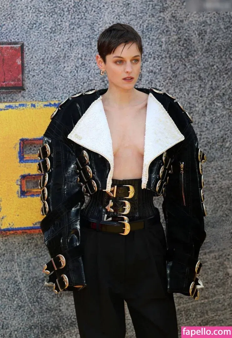 Emma Corrin Onlyfans Photo Gallery 