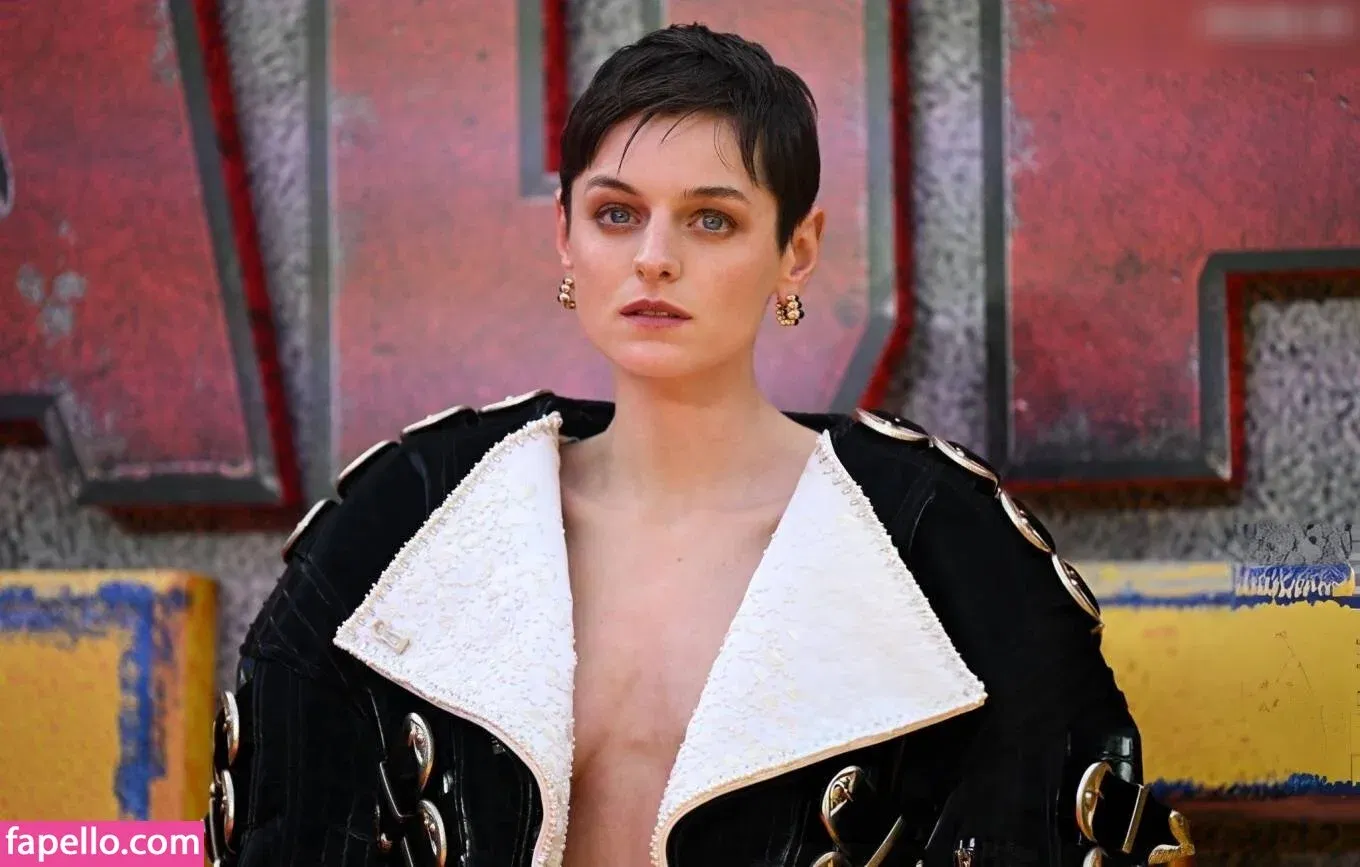Emma Corrin Onlyfans Photo Gallery 