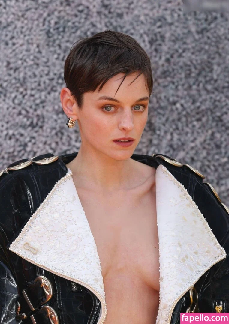Emma Corrin Onlyfans Photo Gallery 