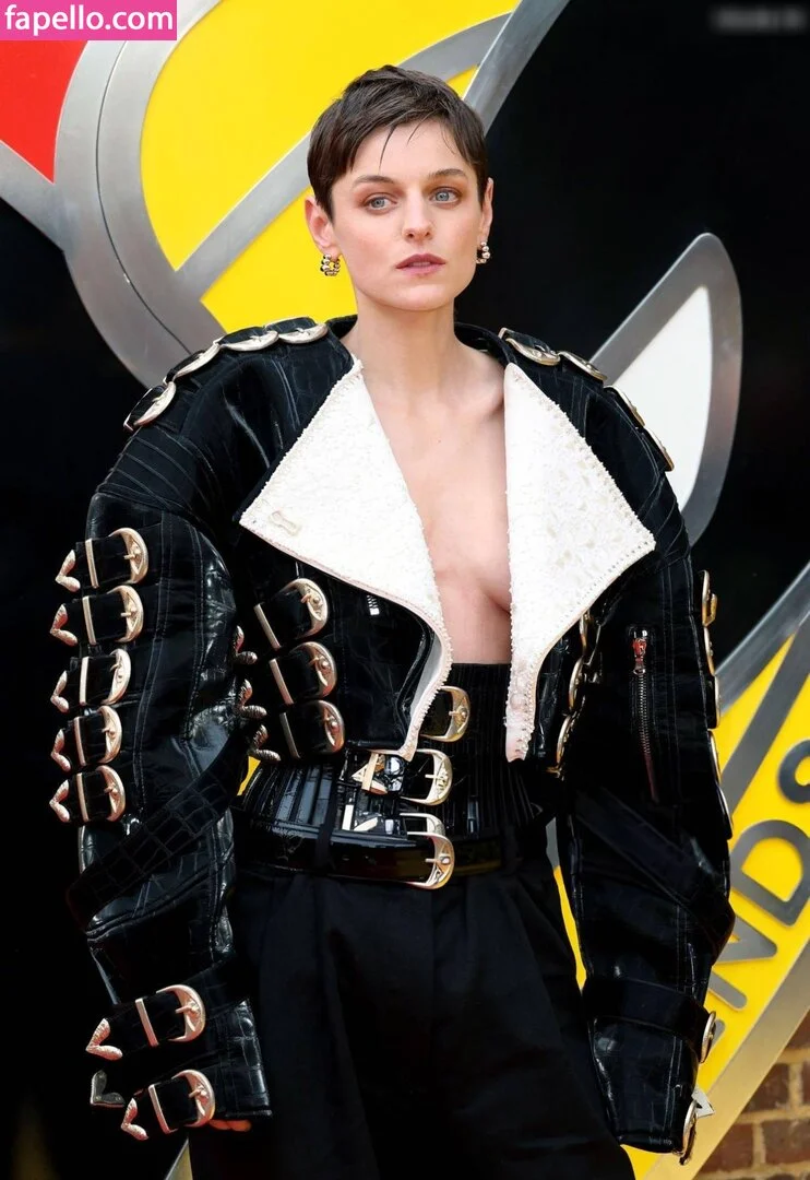 Emma Corrin Onlyfans Photo Gallery 