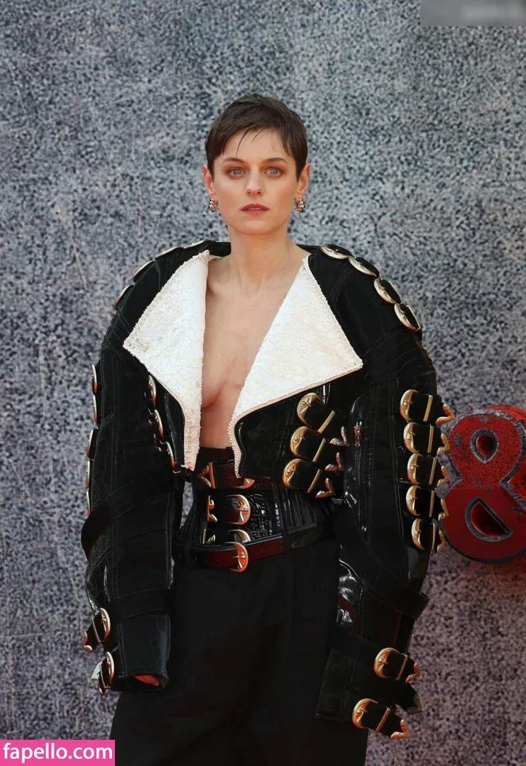 Emma Corrin Onlyfans Photo Gallery 