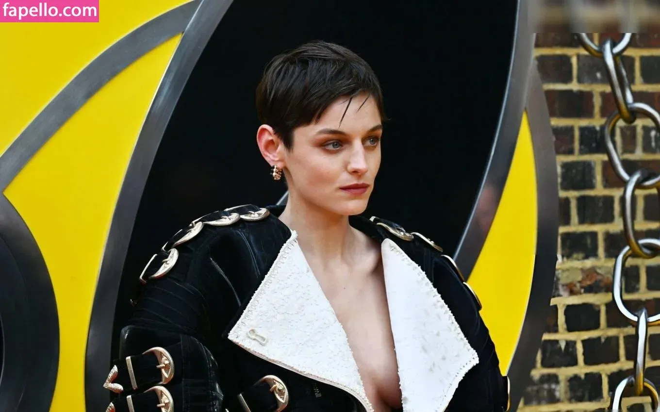 Emma Corrin Onlyfans Photo Gallery 