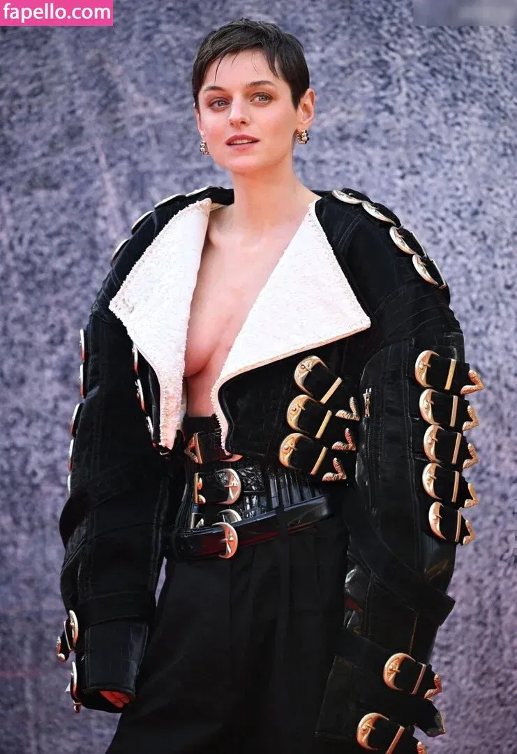 Emma Corrin Onlyfans Photo Gallery 