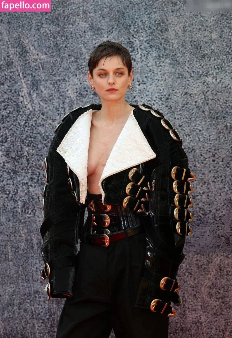 Emma Corrin Onlyfans Photo Gallery 