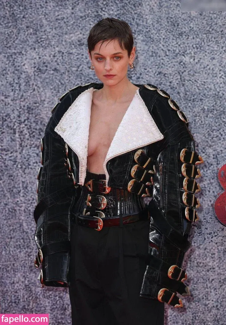 Emma Corrin Onlyfans Photo Gallery 