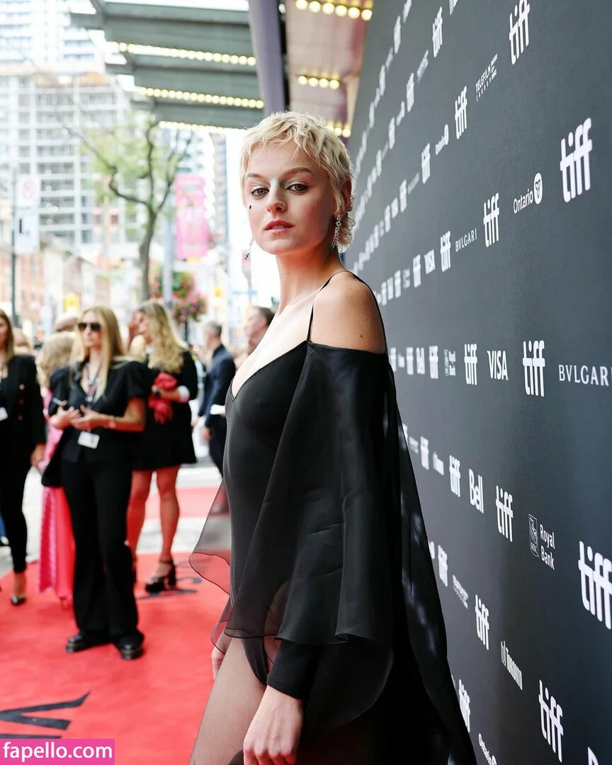 Emma Corrin Onlyfans Photo Gallery 