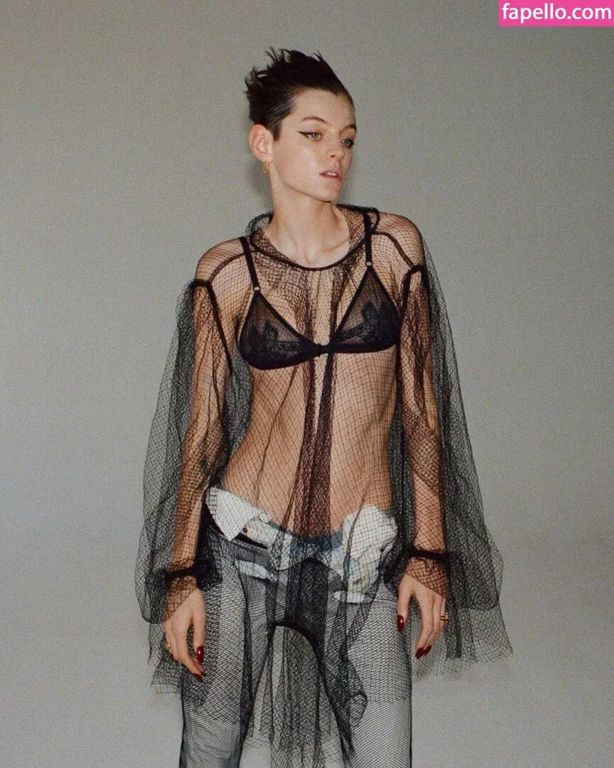 Emma Corrin Onlyfans Photo Gallery 