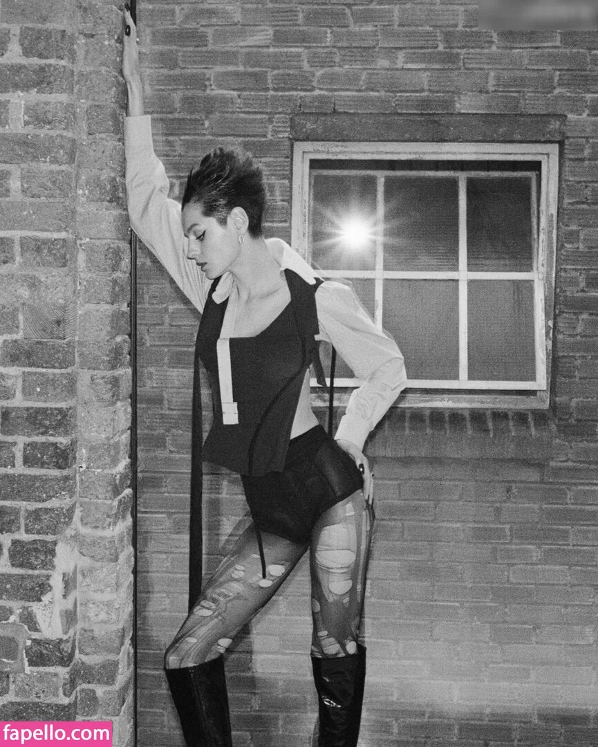 Emma Corrin Onlyfans Photo Gallery 