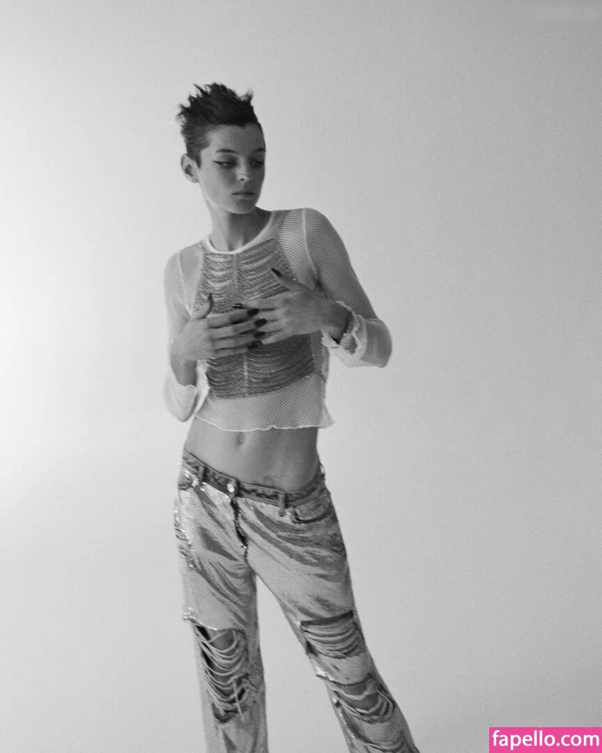 Emma Corrin Onlyfans Photo Gallery 