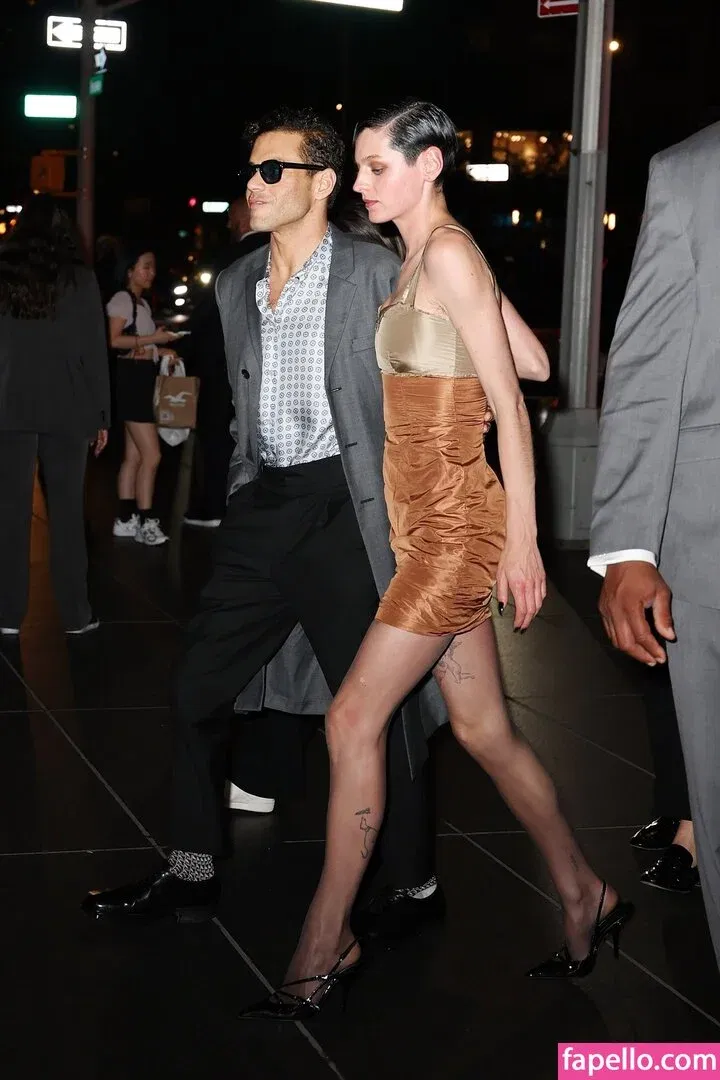 Emma Corrin Onlyfans Photo Gallery 