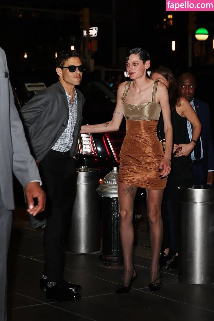 Emma Corrin Onlyfans Photo Gallery 