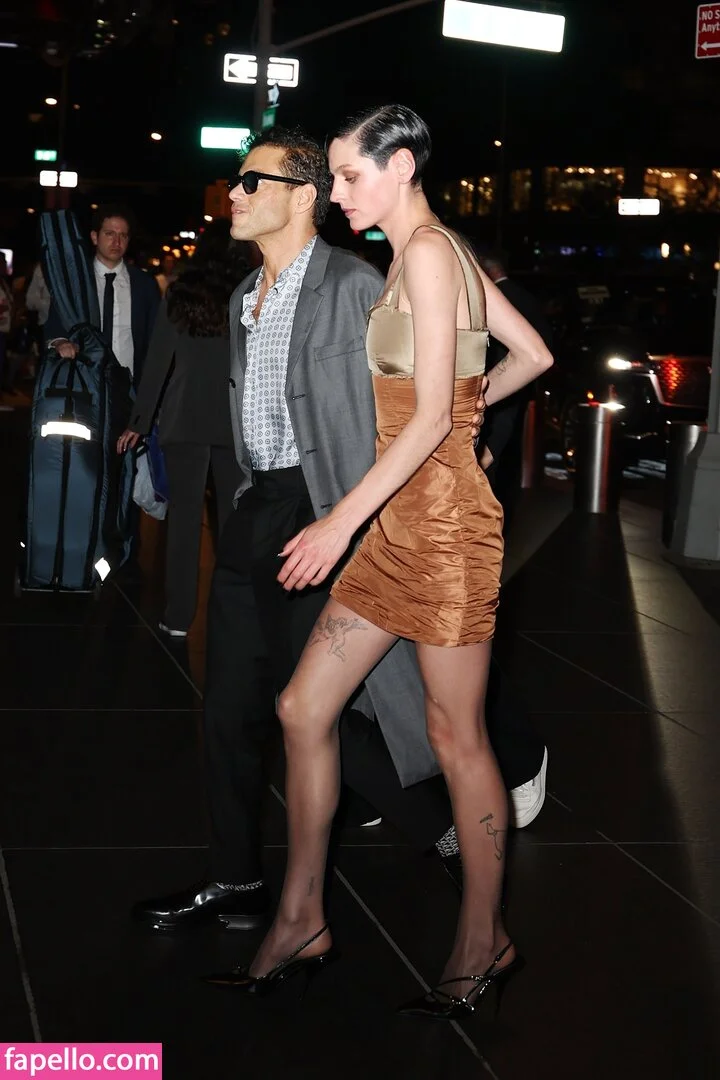 Emma Corrin Onlyfans Photo Gallery 