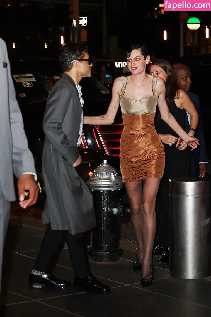 Emma Corrin Onlyfans Photo Gallery 