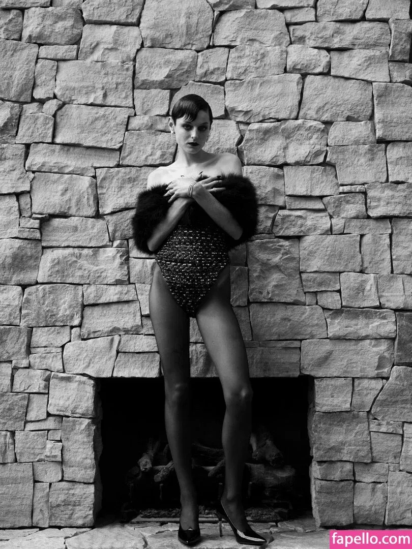 Emma Corrin Onlyfans Photo Gallery 