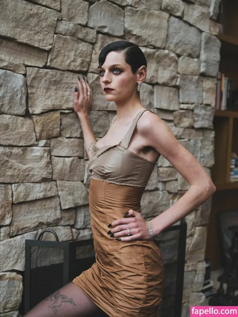 Emma Corrin Onlyfans Photo Gallery 