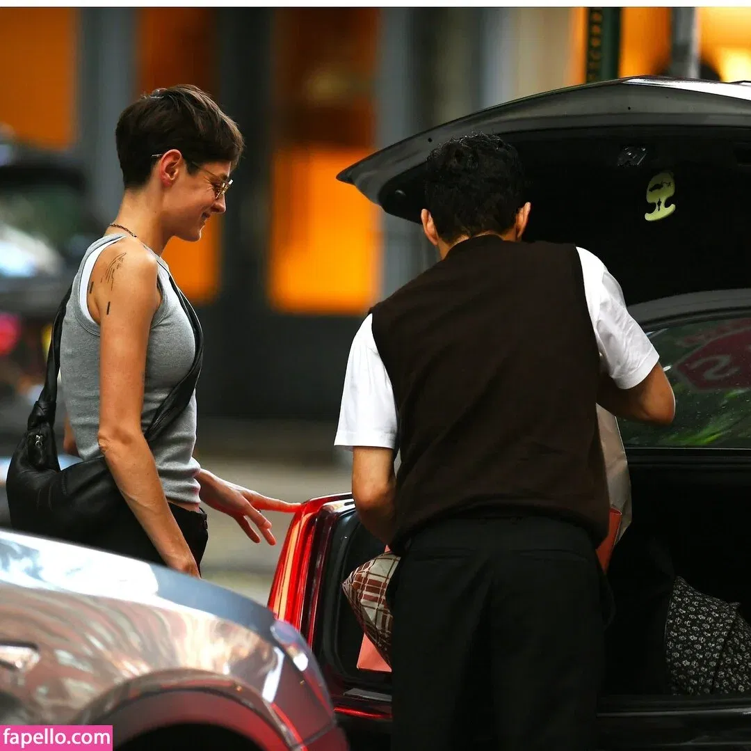 Emma Corrin Onlyfans Photo Gallery 