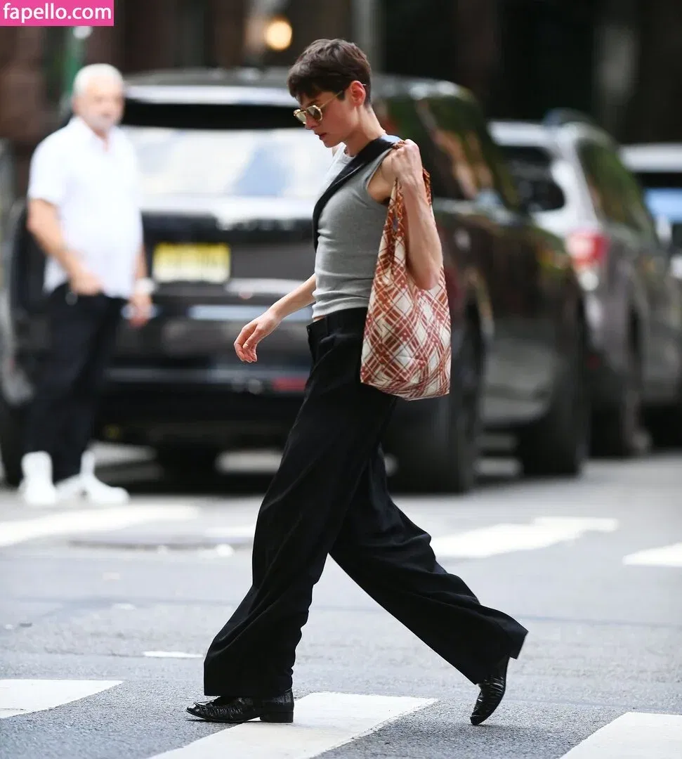 Emma Corrin Onlyfans Photo Gallery 