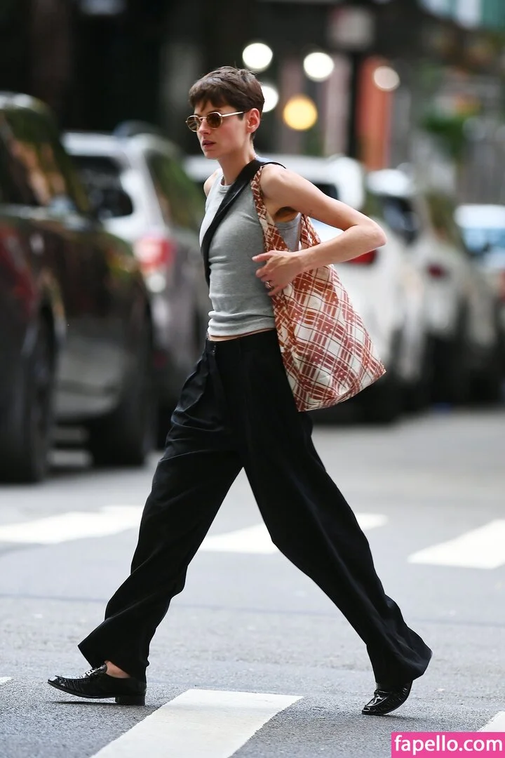 Emma Corrin Onlyfans Photo Gallery 