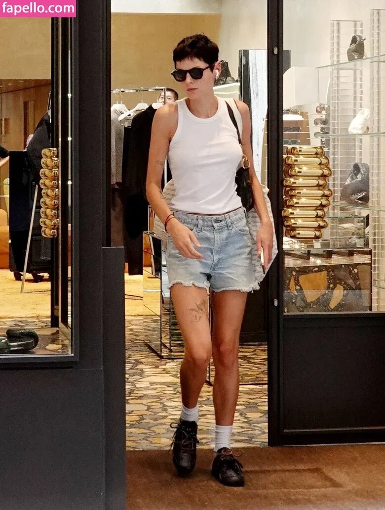 Emma Corrin Onlyfans Photo Gallery 