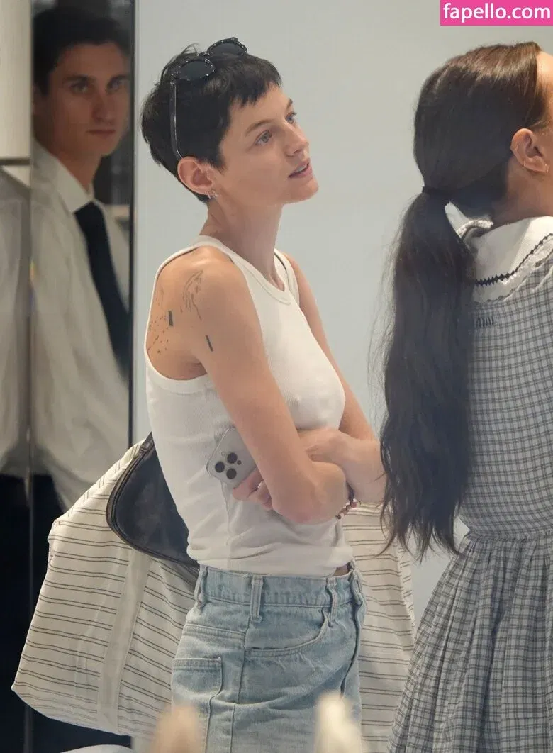 Emma Corrin Onlyfans Photo Gallery 