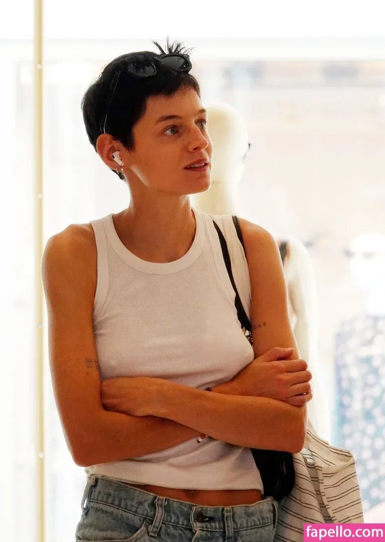 Emma Corrin Onlyfans Photo Gallery 