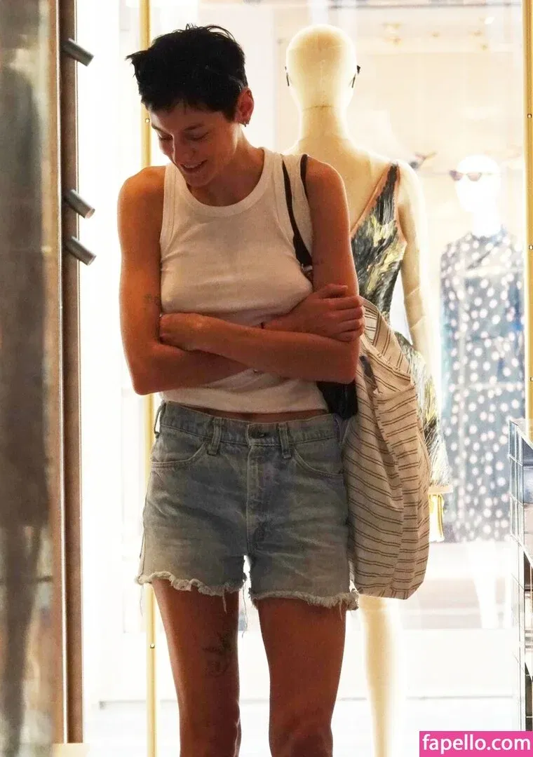 Emma Corrin Onlyfans Photo Gallery 