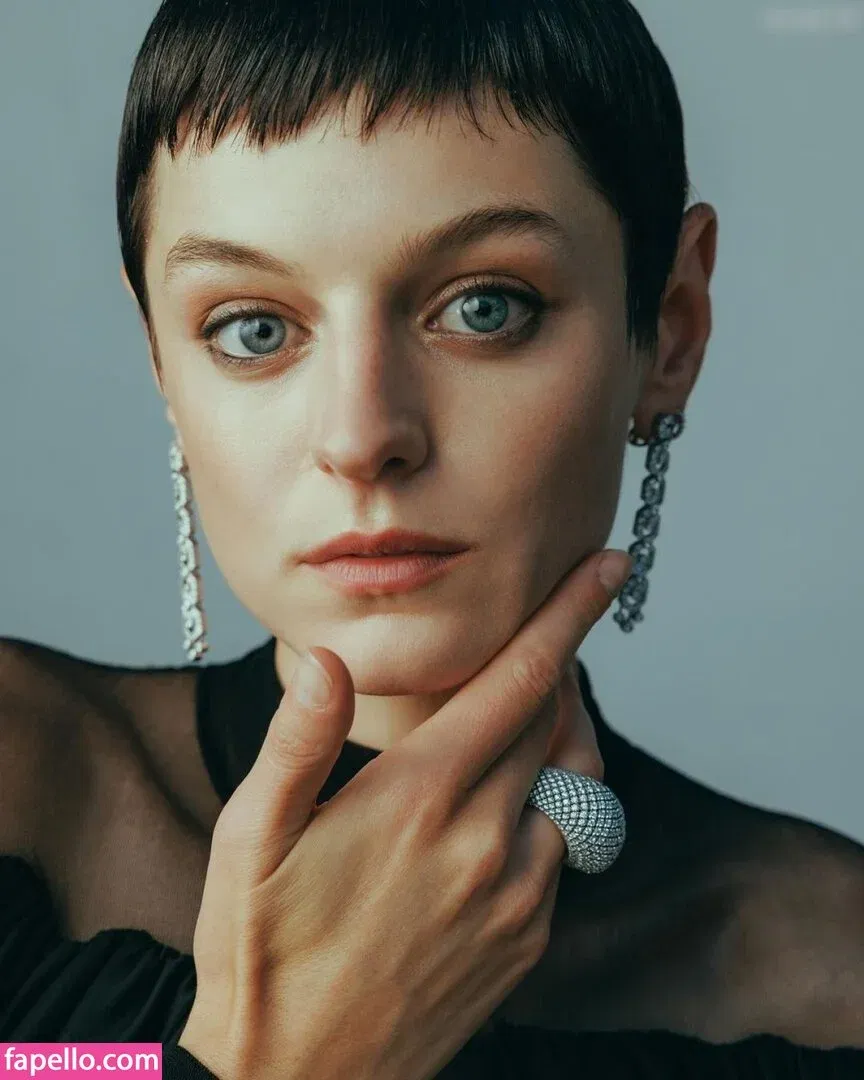 Emma Corrin Onlyfans Photo Gallery 