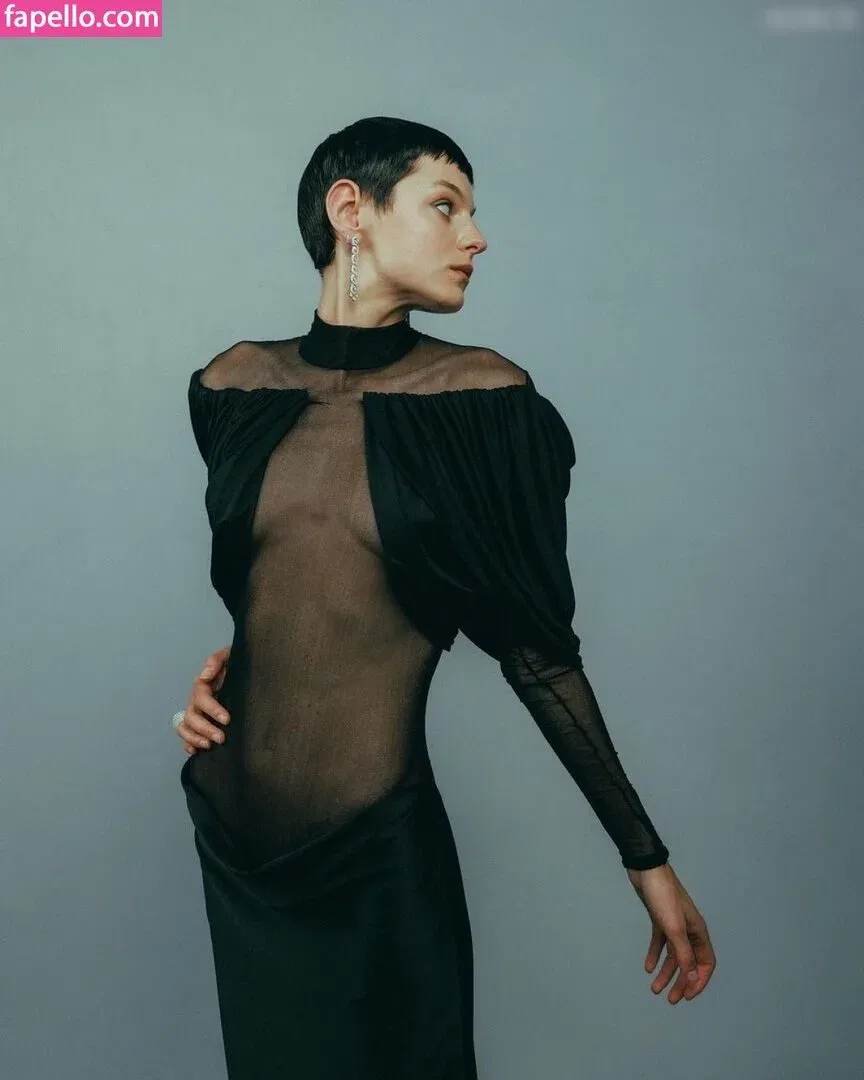 Emma Corrin Onlyfans Photo Gallery 