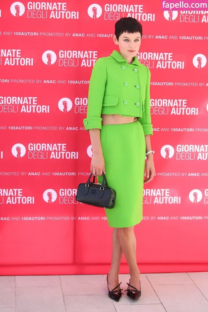 Emma Corrin Onlyfans Photo Gallery 