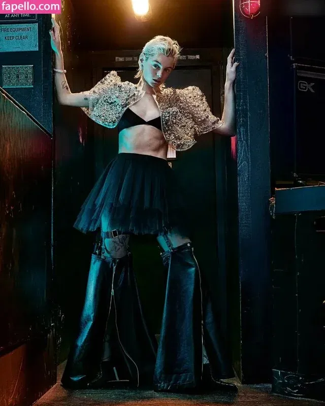 Emma Corrin Onlyfans Photo Gallery 