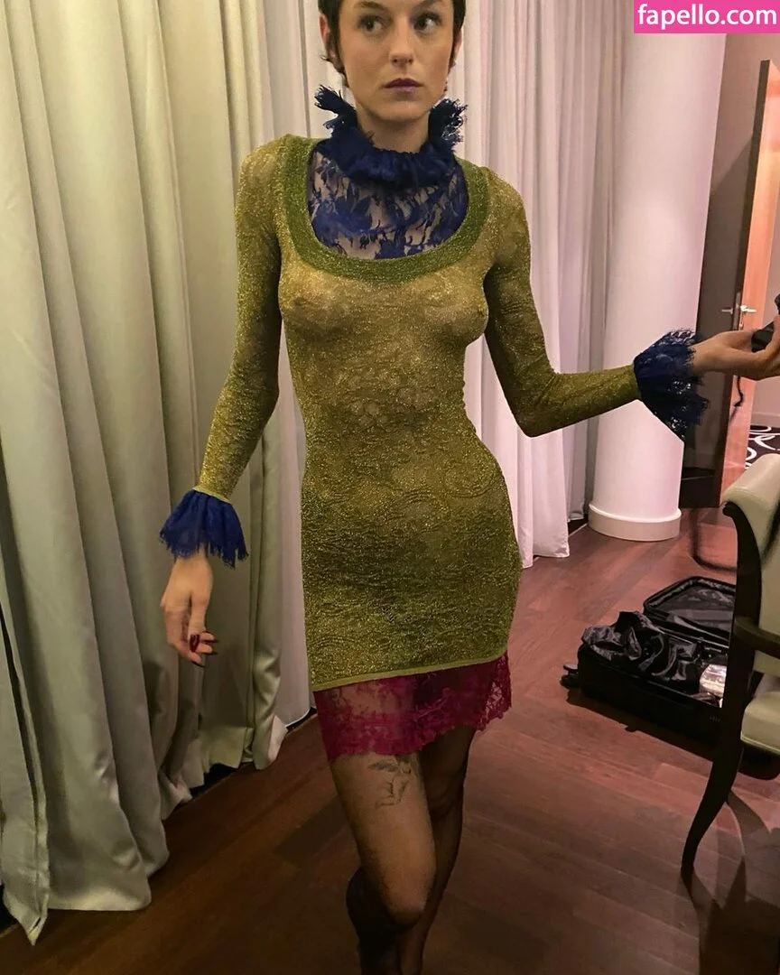 Emma Corrin Onlyfans Photo Gallery 