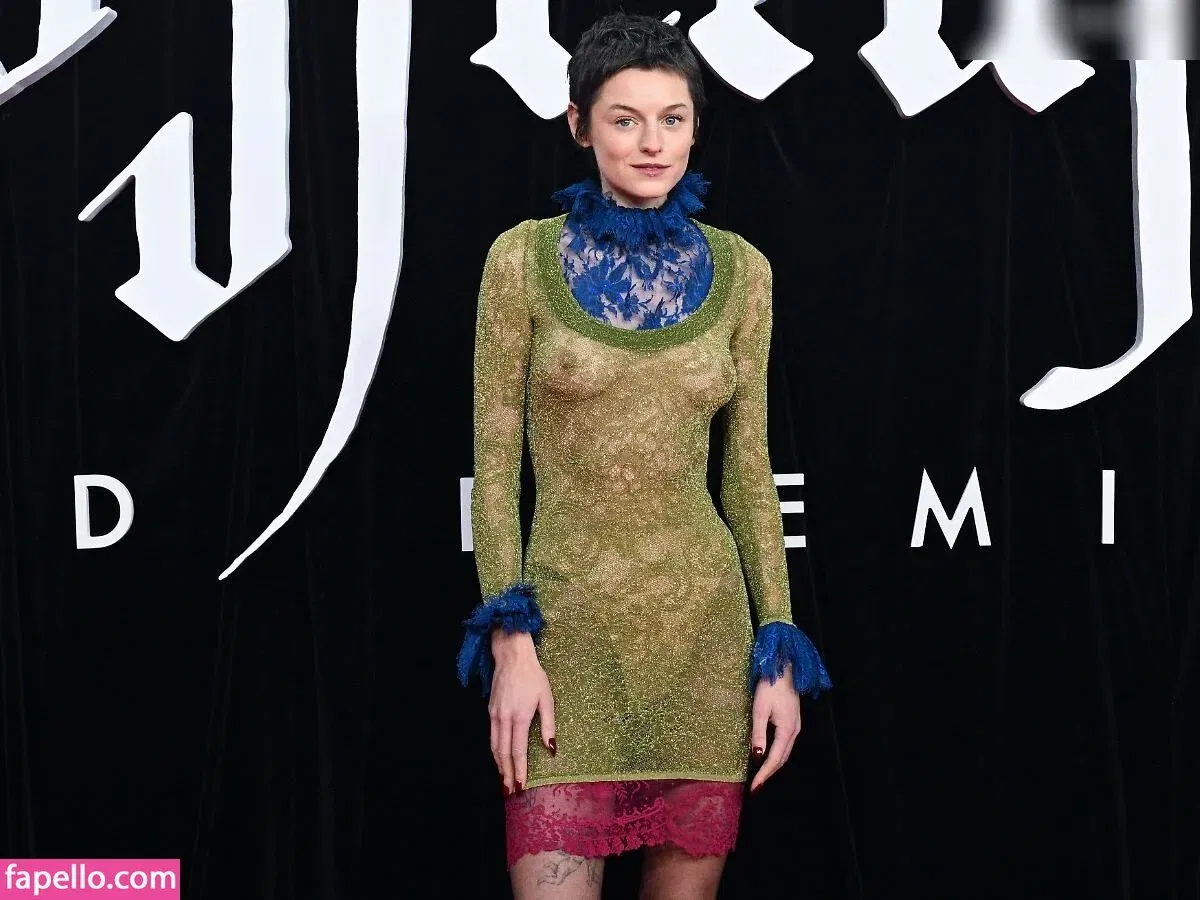 Emma Corrin Onlyfans Photo Gallery 