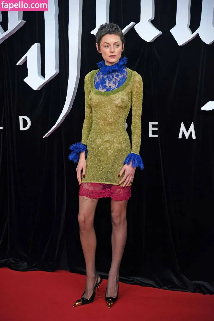 Emma Corrin Onlyfans Photo Gallery 