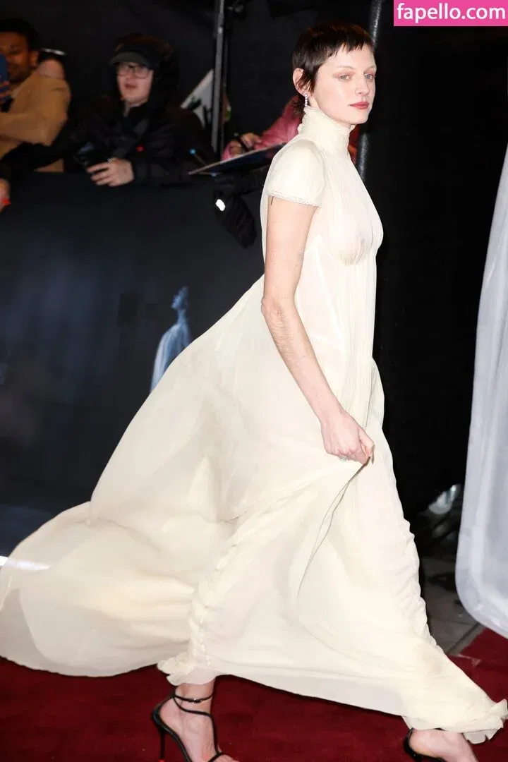 Emma Corrin Onlyfans Photo Gallery 