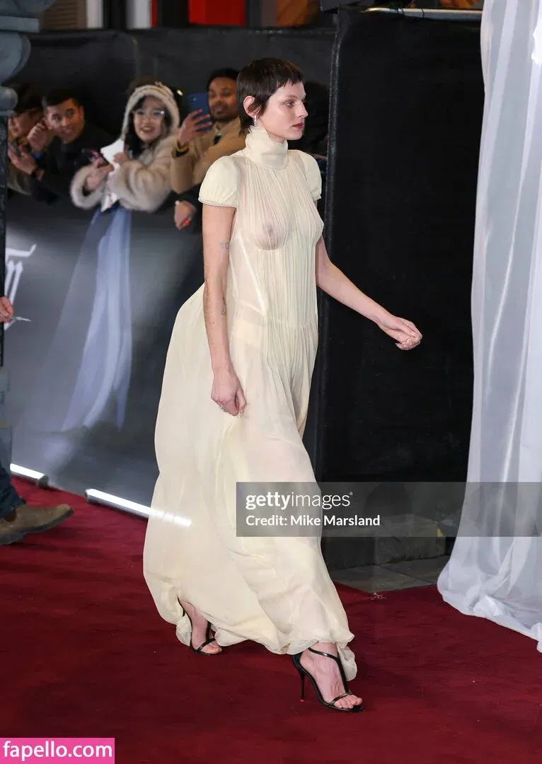 Emma Corrin Onlyfans Photo Gallery 