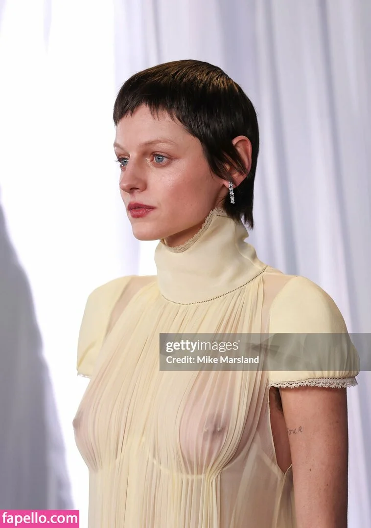 Emma Corrin Onlyfans Photo Gallery 