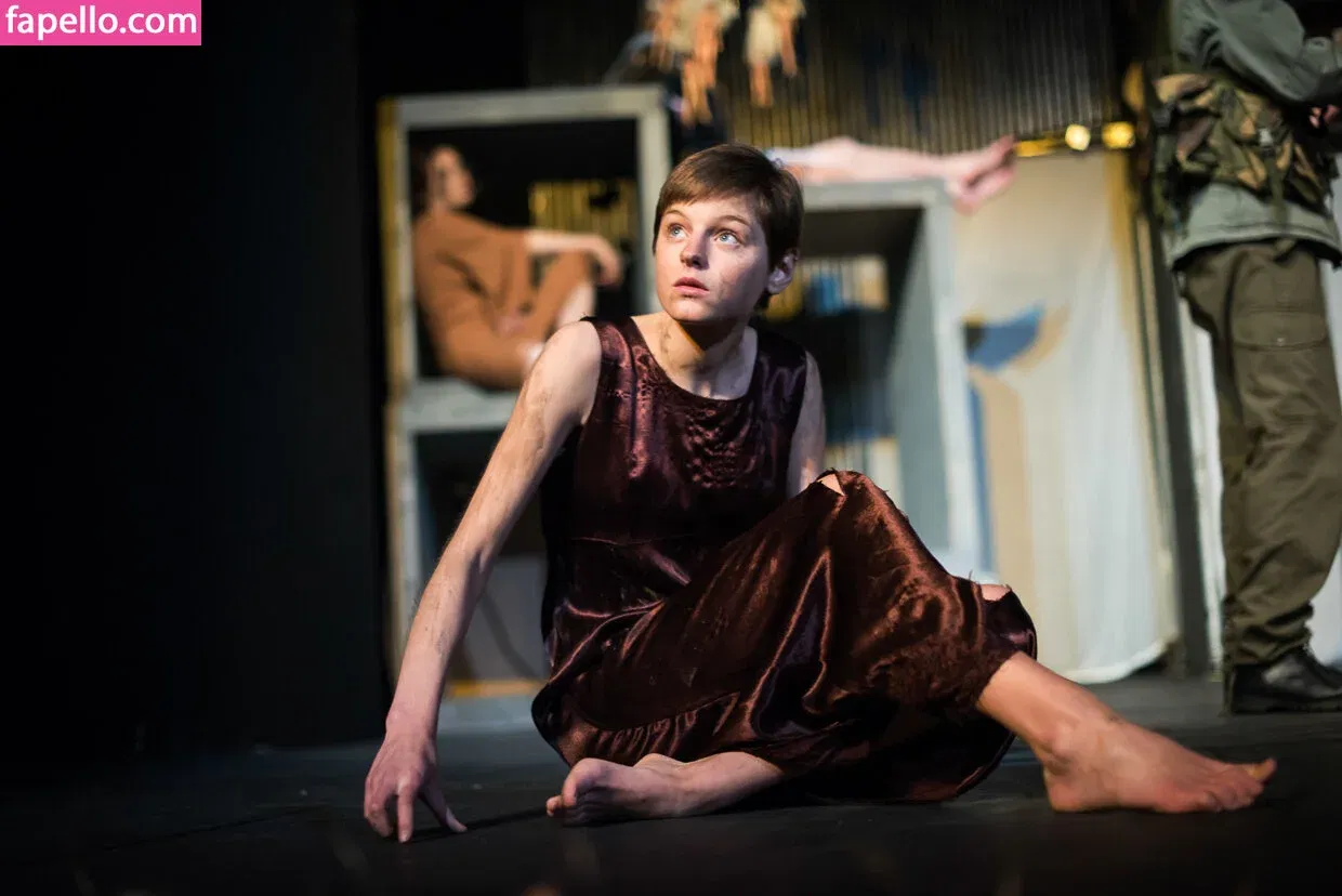 Emma Corrin Onlyfans Photo Gallery 