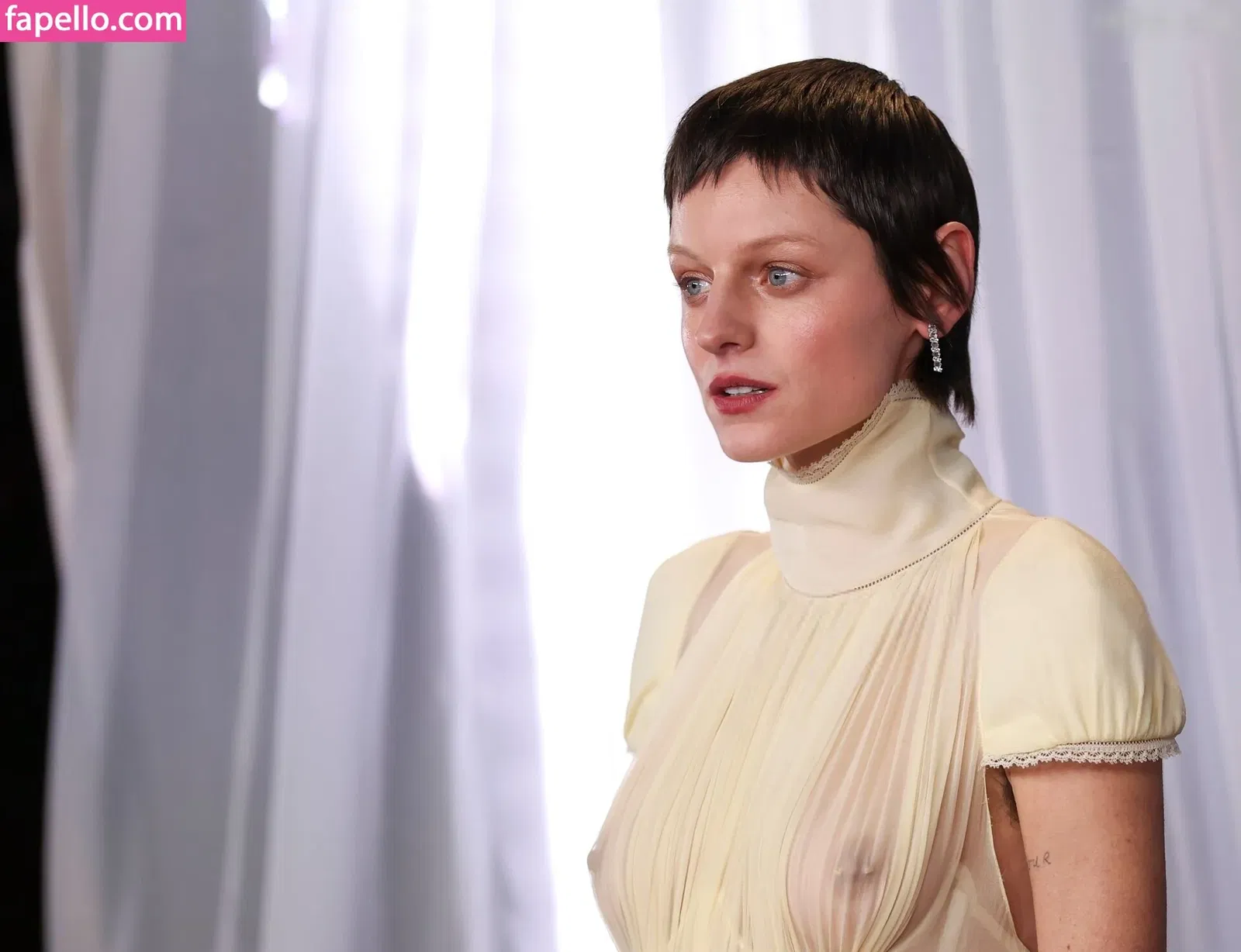 Emma Corrin Onlyfans Photo Gallery 