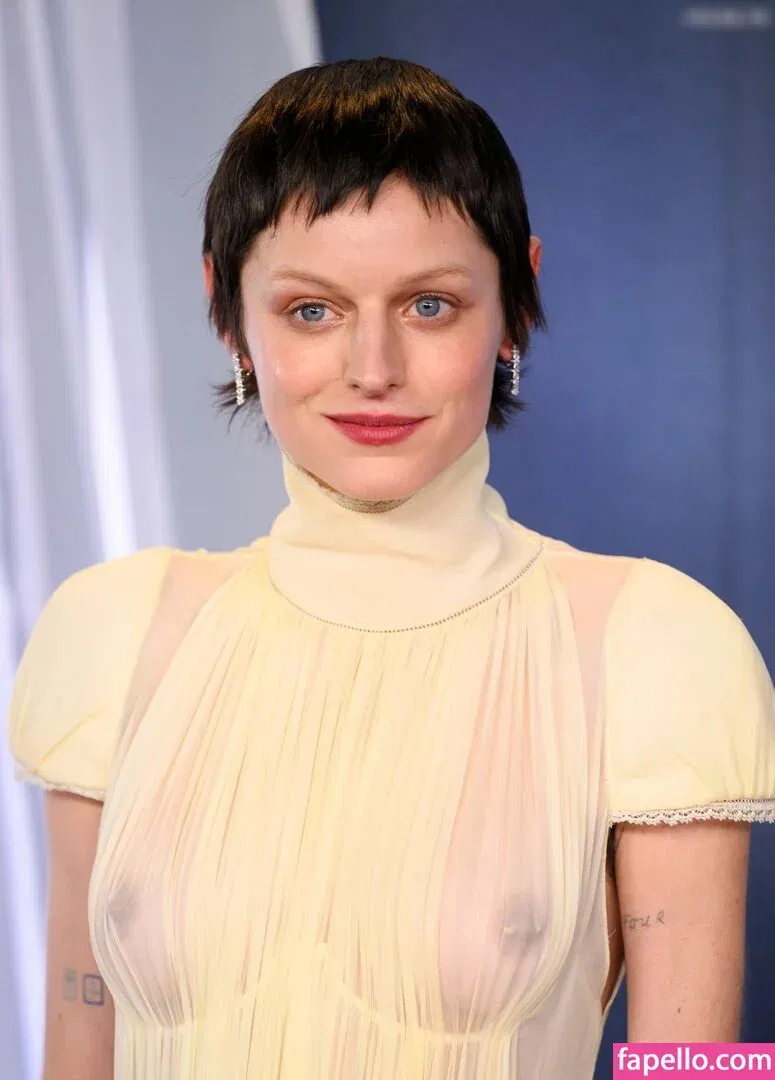 Emma Corrin Onlyfans Photo Gallery 