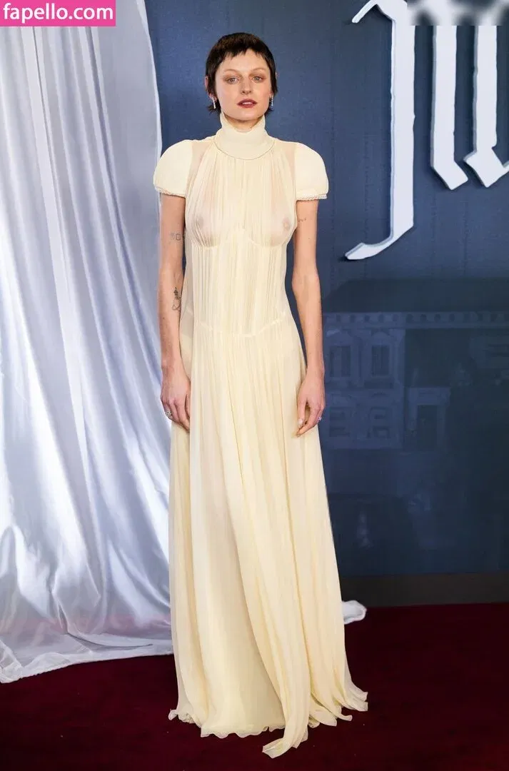 Emma Corrin Onlyfans Photo Gallery 