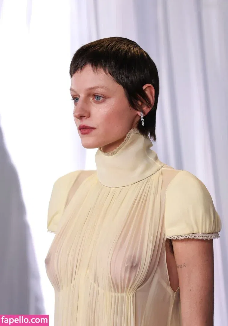 Emma Corrin Onlyfans Photo Gallery 