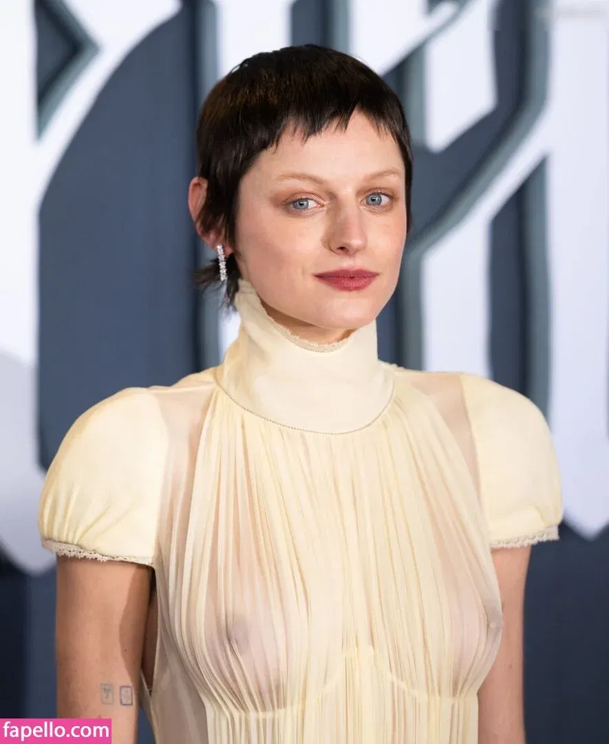 Emma Corrin Onlyfans Photo Gallery 