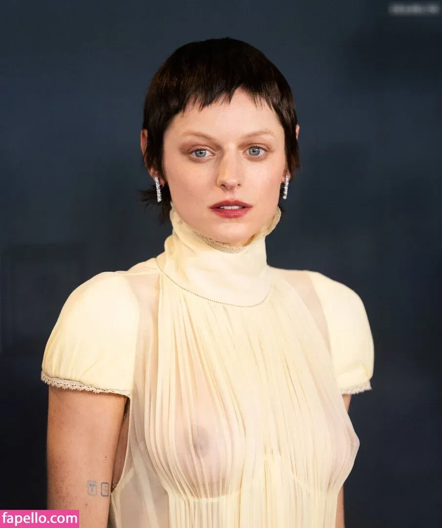 Emma Corrin Onlyfans Photo Gallery 