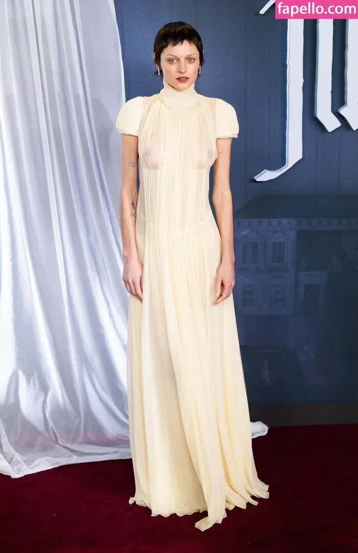 Emma Corrin Onlyfans Photo Gallery 