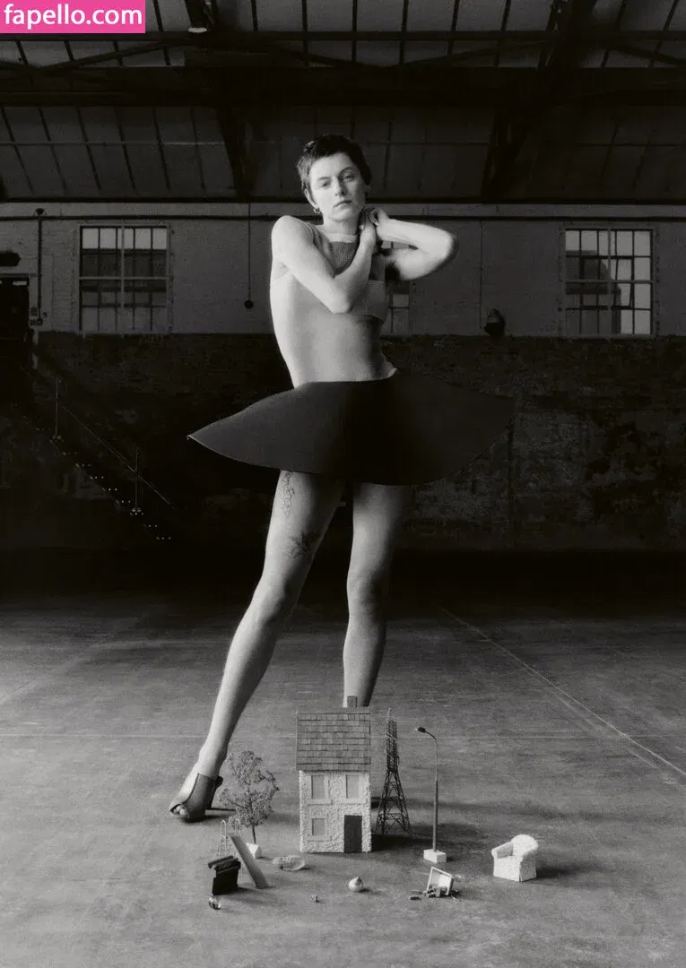 Emma Corrin Onlyfans Photo Gallery 