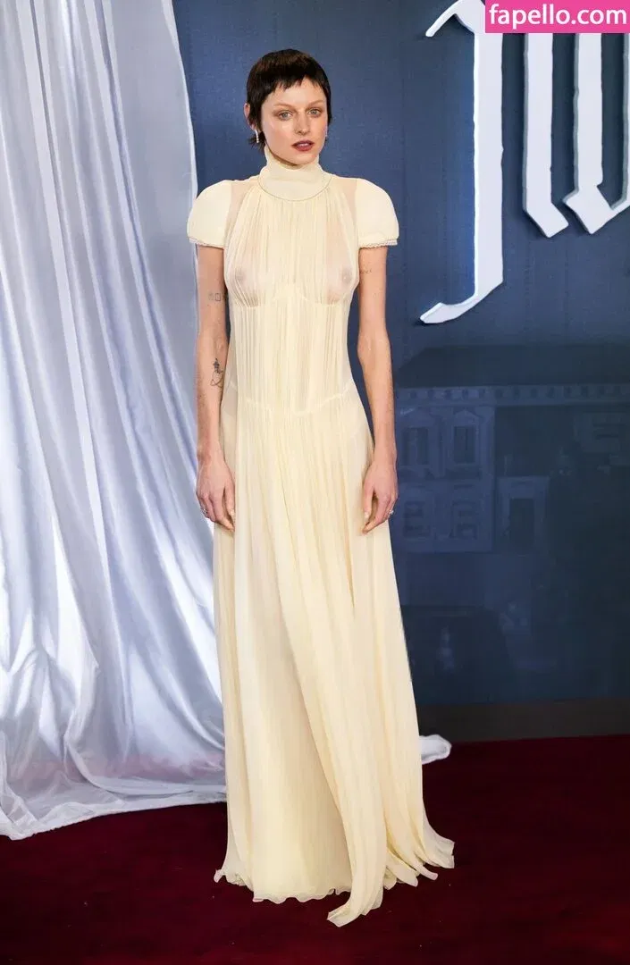 Emma Corrin Onlyfans Photo Gallery 