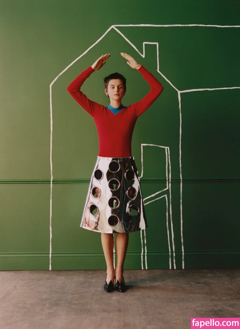 Emma Corrin Onlyfans Photo Gallery 