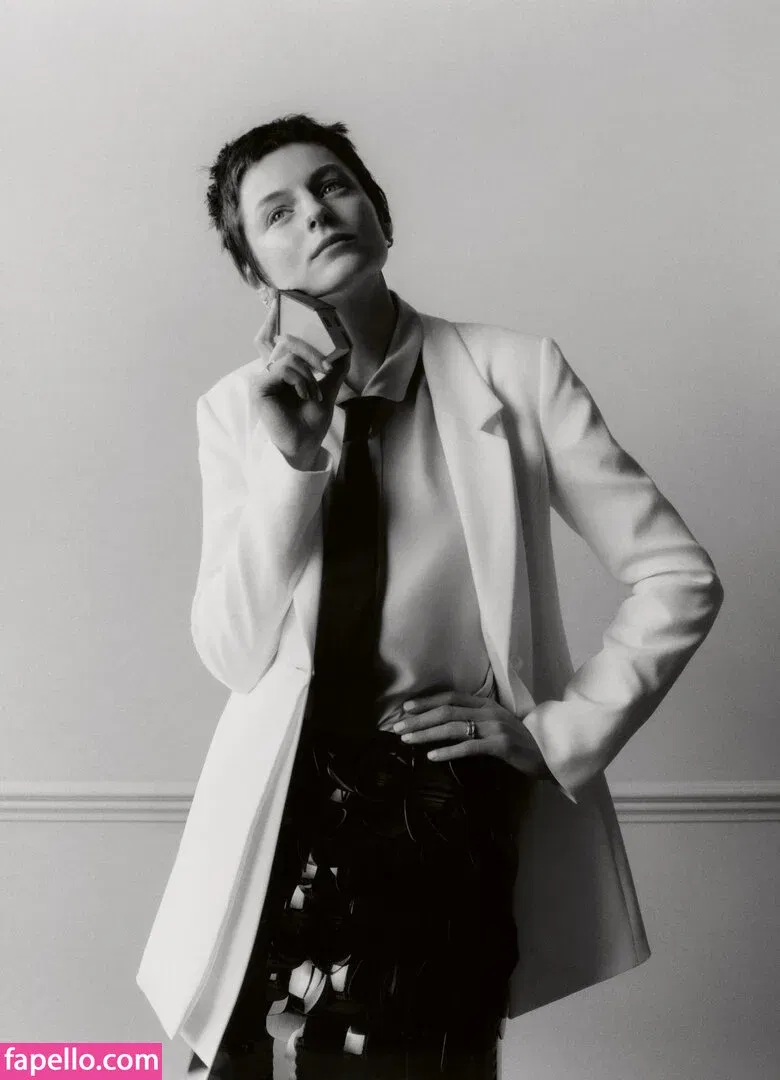 Emma Corrin Onlyfans Photo Gallery 