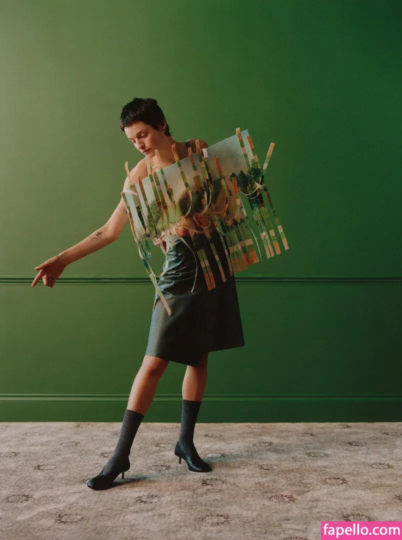 Emma Corrin Onlyfans Photo Gallery 