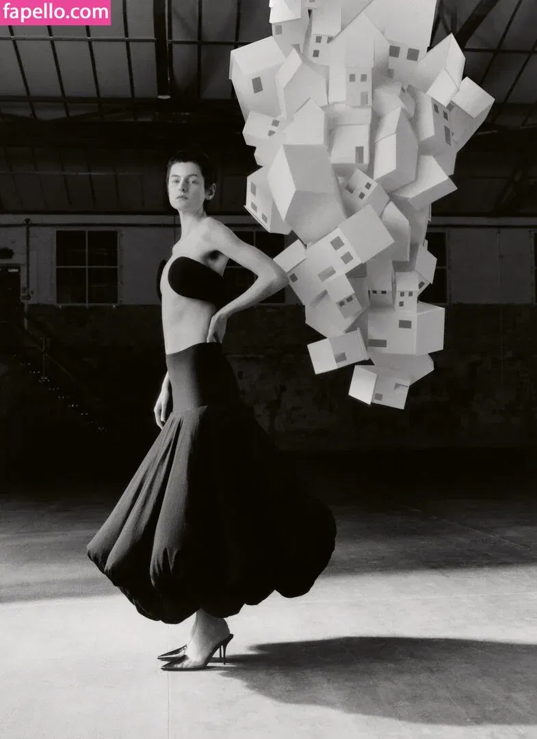 Emma Corrin Onlyfans Photo Gallery 